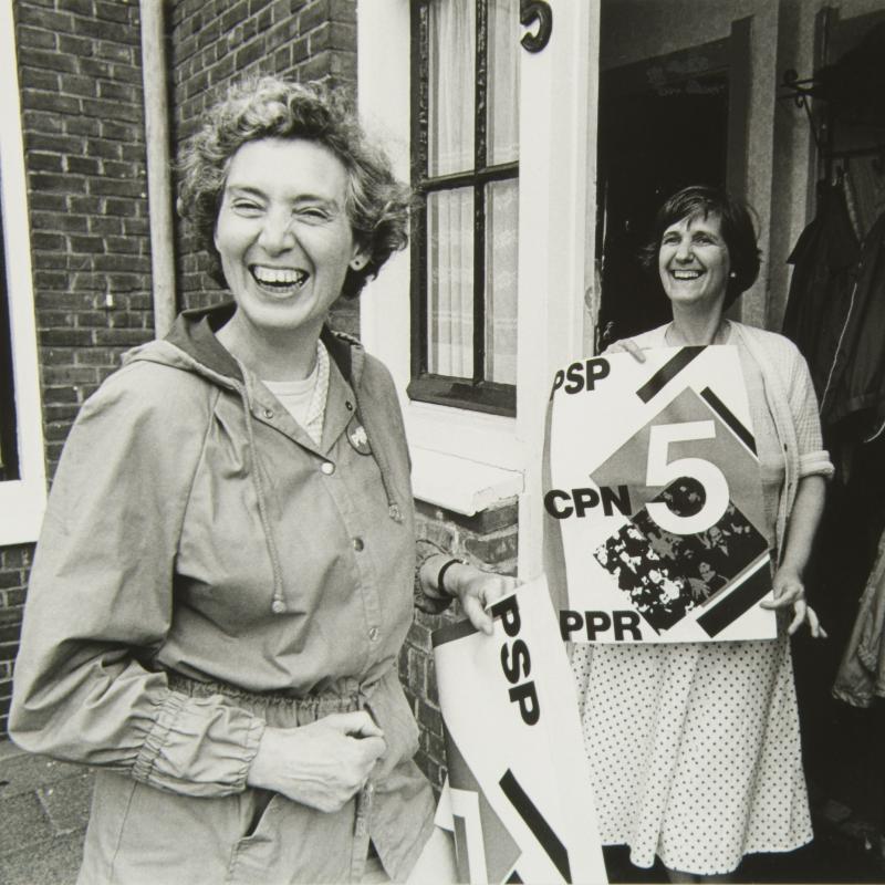 Gemeenteraadsverkiezingen van mei 1982. Bep van Houwlingen PPR deelt affiches uit in de Bloemenbuurt. Gemeenteraadsverkiezingen van mei 1982. Bep van Houwlingen PPR deelt affiches uit in de Bloemenbuurt.