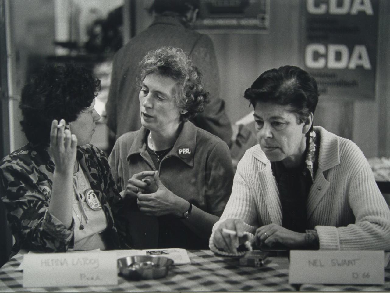 Gemeenteraadsverkiezingen mei 1982 (Bep van Houwelingen in het midden) in gesprek tijdens een discussie bijeenkomst van de vrouwenraad, DGJO-gebouw Gemeenteraadsverkiezingen mei 1982 (Bep van Houwelingen in het midden) in gesprek tijdens een discussie bijeenkomst van de vrouwenraad, DGJO-gebouw