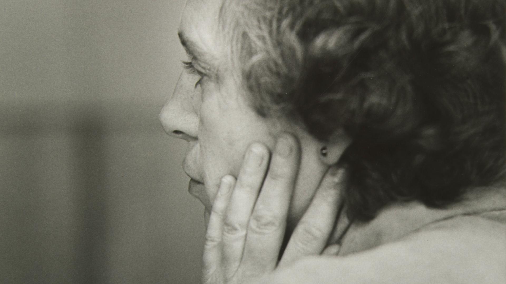 Gemeenteraadsverkiezingen van mei 1982. Bep van Houwelingen (PPR), op de discussieochtend vrouwenraad in het DGJO gebouw.